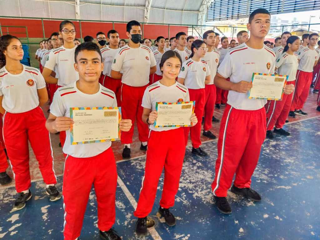 Alunos do Colégio dos Bombeiros premiados na Olimpíada Brasileira de Matemática recebem certificados