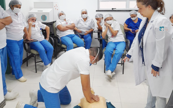 Treinamento de Suporte Básico de Vida é oferecido a auxiliares de serviços gerais no Helv