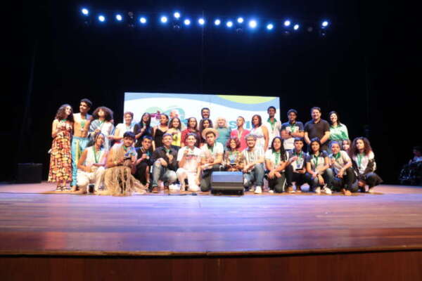 Alunos que Inspiram: autores das melhores obras são premiados em evento de encerramento