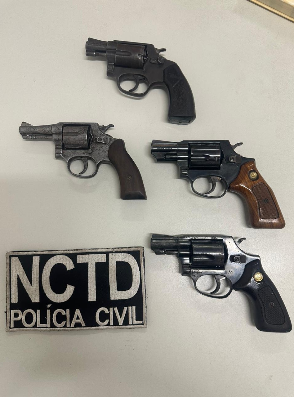 Polícia Civil prende em flagrante dupla em posse de quatro armas de fogo no Crato