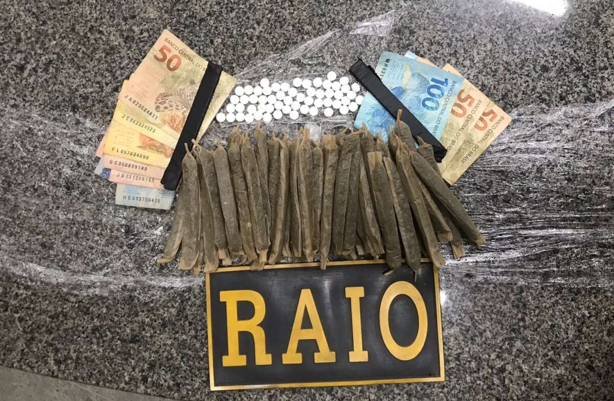 PMCE captura mulher em posse de 57 comprimidos de rebite e maconha em Itaitinga