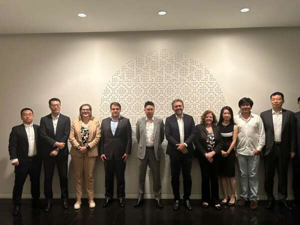 Em missão na China, governador Elmano visita banco BOCI e Grupo Envision