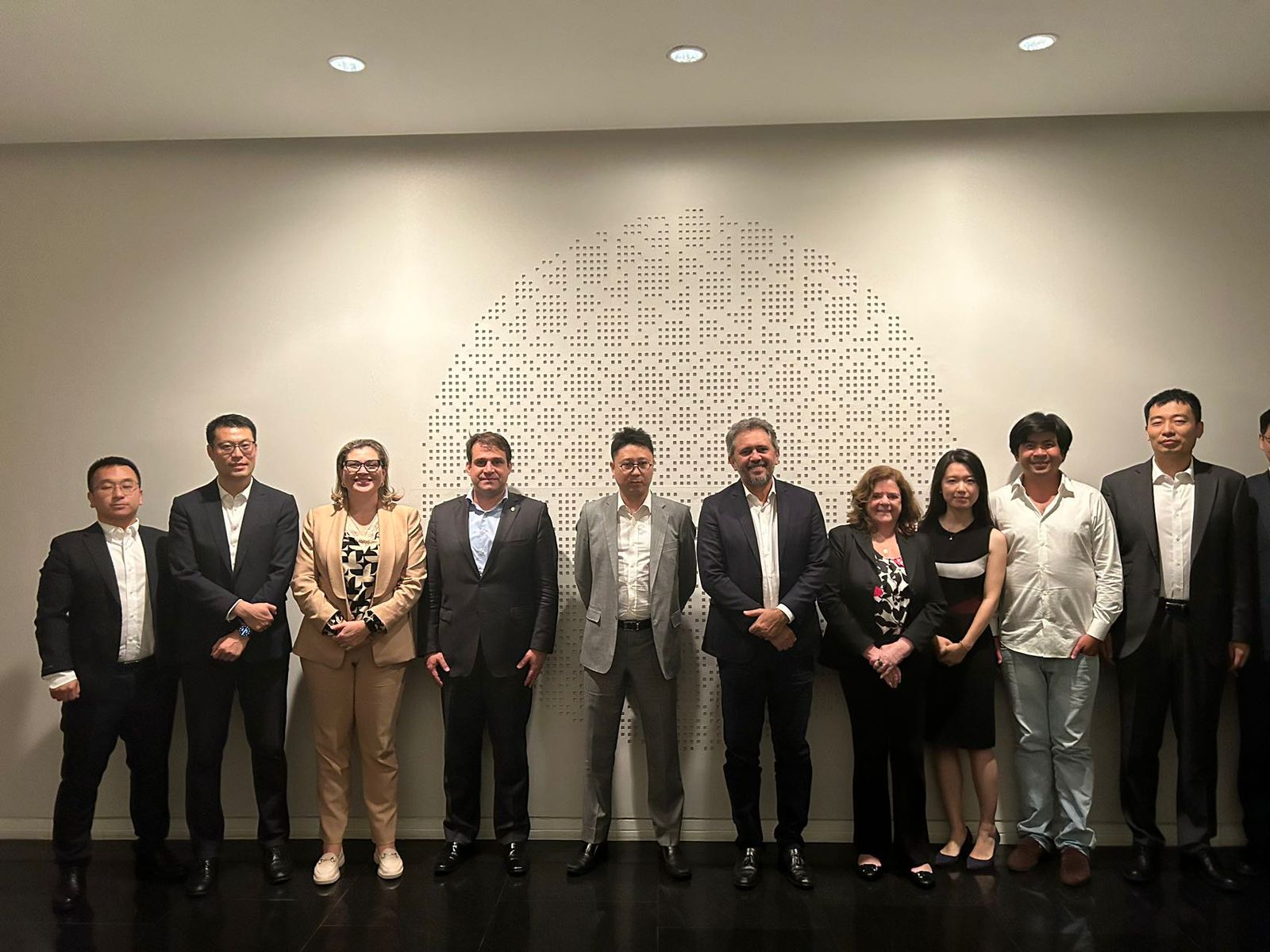 Em missão na China, governador Elmano visita banco BOCI e Grupo Envision