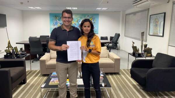 Sesporte entrega passagens para atleta participar do Ironman World Champion, no Hawaii