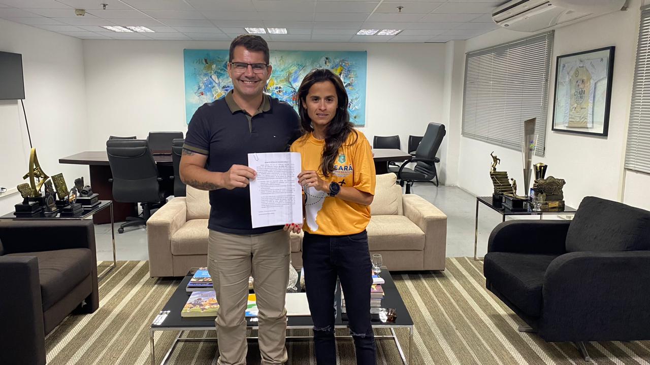 Sesporte entrega passagens para atleta participar do Ironman World Champion, no Hawaii