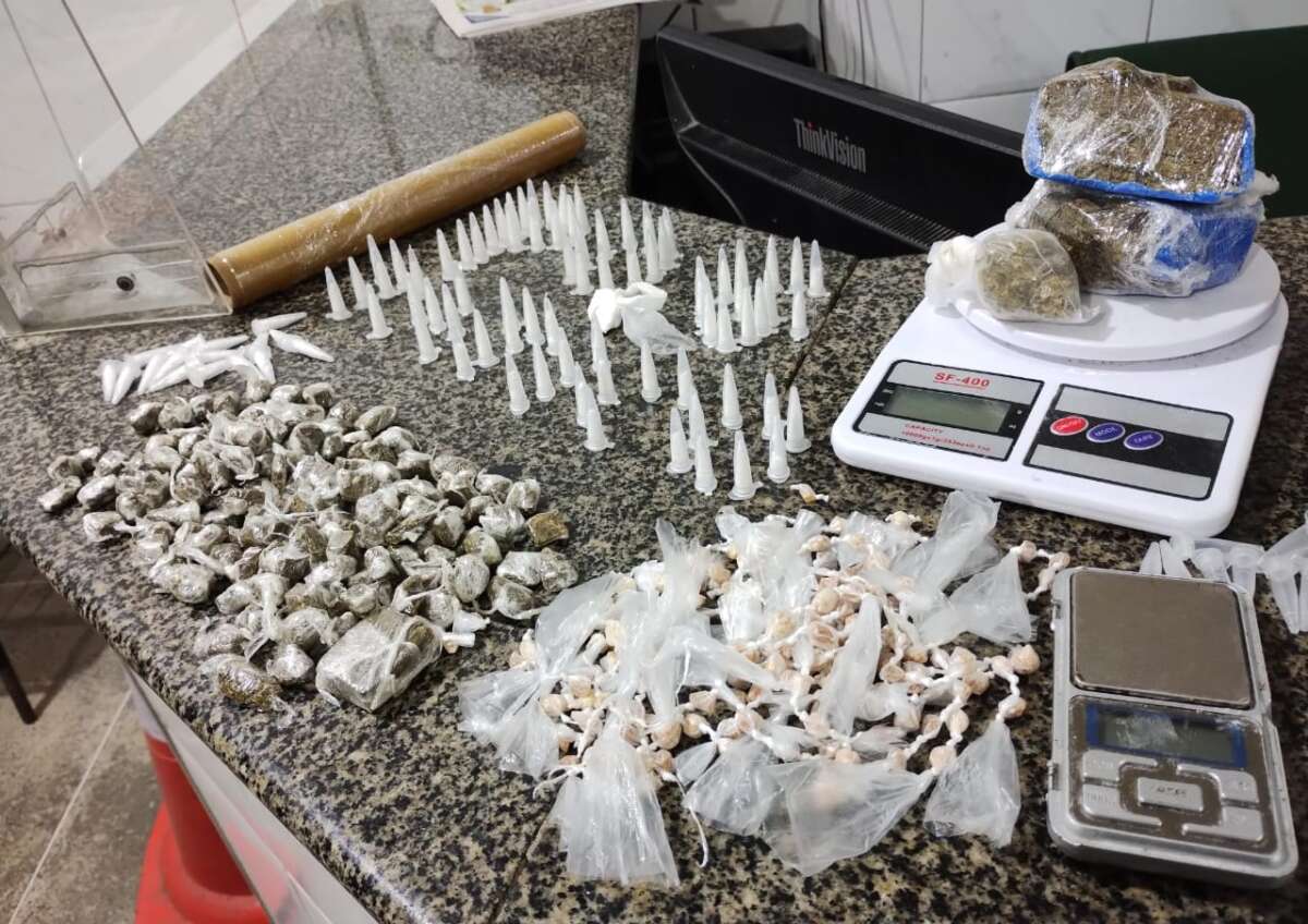 Homem suspeito de tráfico de drogas é capturado em flagrante pela PMCE no bairro Siqueira