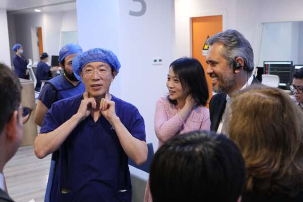 Na China, governador visita hospital referência e anuncia parceria com Hospital de Messejana