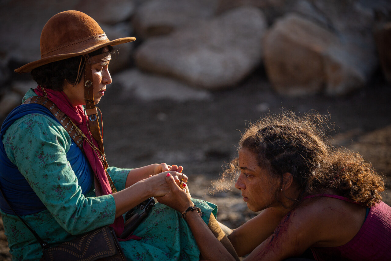 Roteiristas e criadores de “Cangaço Novo”, Eduardo Melo e Mariana Bardan, fazem estudo de caso sobre a série na Porto Iracema das Artes