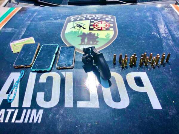 PMCE prende irmãos por porte ilegal de arma de fogo em Caucaia