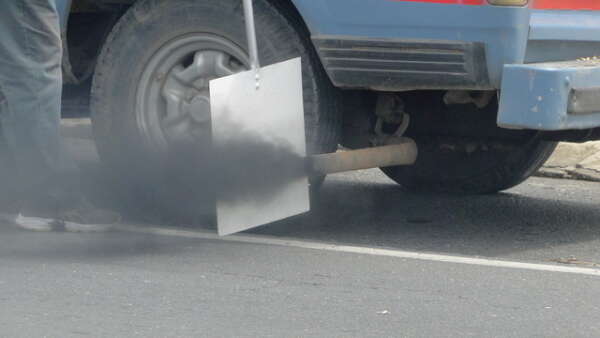 Semace realiza blitz de combate à fumaça preta em veículos no litoral leste do Ceará