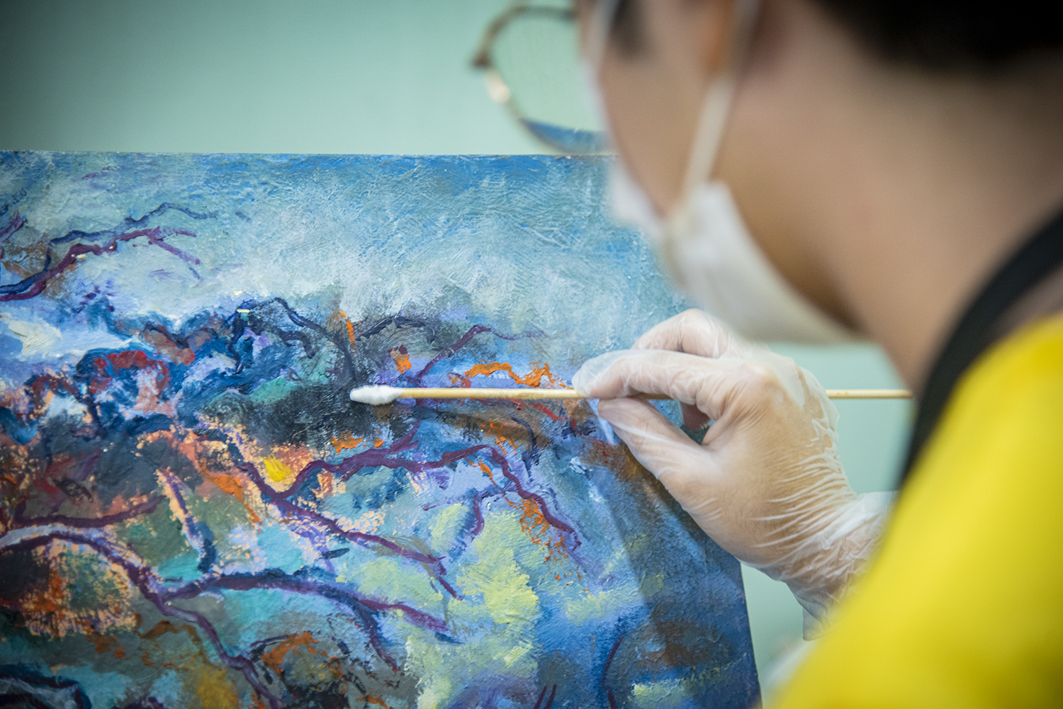 Alunos da Escola de Artes e Ofícios Thomaz Pompeu Sobrinho realizam ações de conservação e restauro em obras do acervo SESC/SENAC/Fecomércio e do Instituto do Ceará