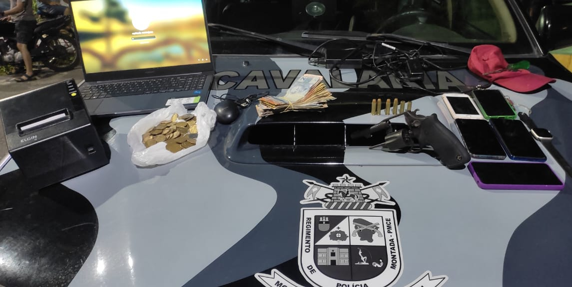 Dupla é presa em flagrante pela PMCE horas após crime de roubo em estabelecimento na Capital