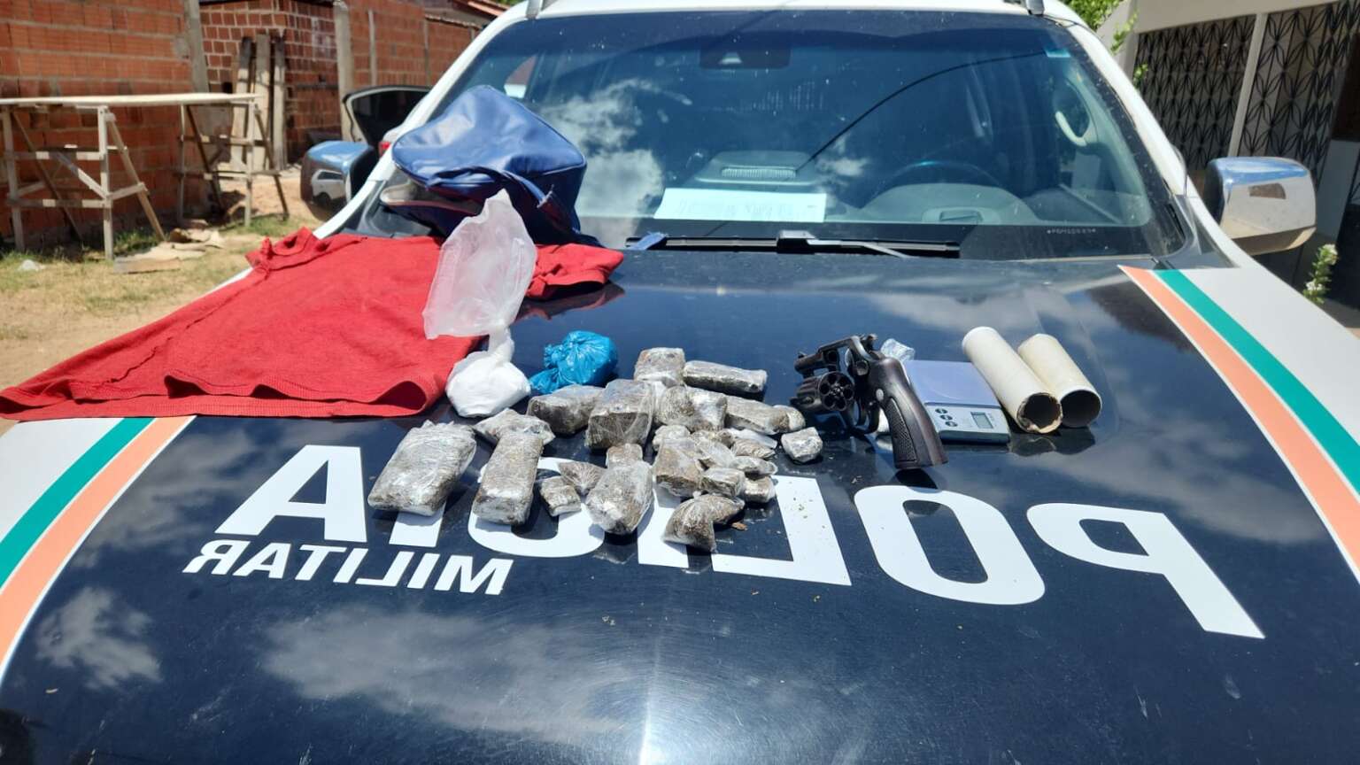 Investigado por homicídio é preso pela PMCE com drogas e arma em Limoeiro do Norte