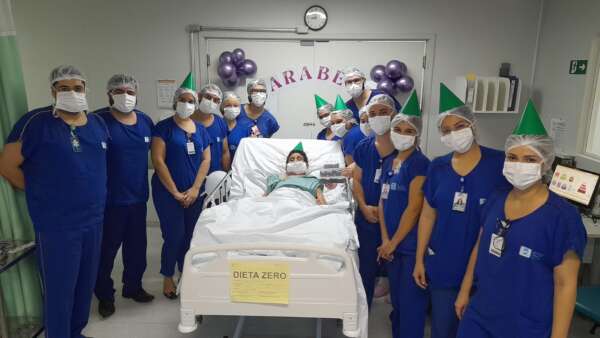 Paciente é operada no dia do aniversário e equipe do HRSC celebra data