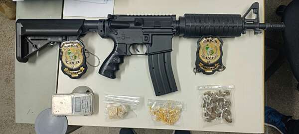 PC-CE prende homem em posse de drogas e de uma réplica de fuzil na Capital