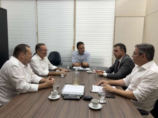 Adece firma acordo para garantir ampliação de indústria alimentícia no Crato