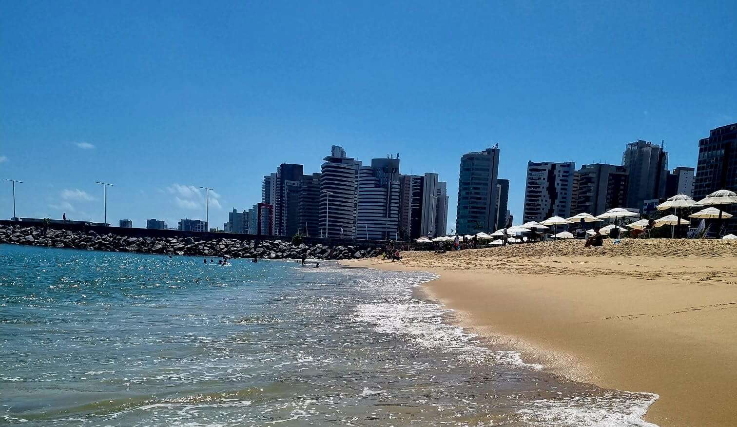 Fortaleza: 24 trechos de praia estão próprios para banho neste fim de semana