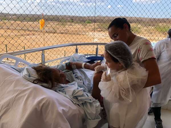 Humanização: paciente em tratamento paliativo recebe visita dos netos no HRVJ