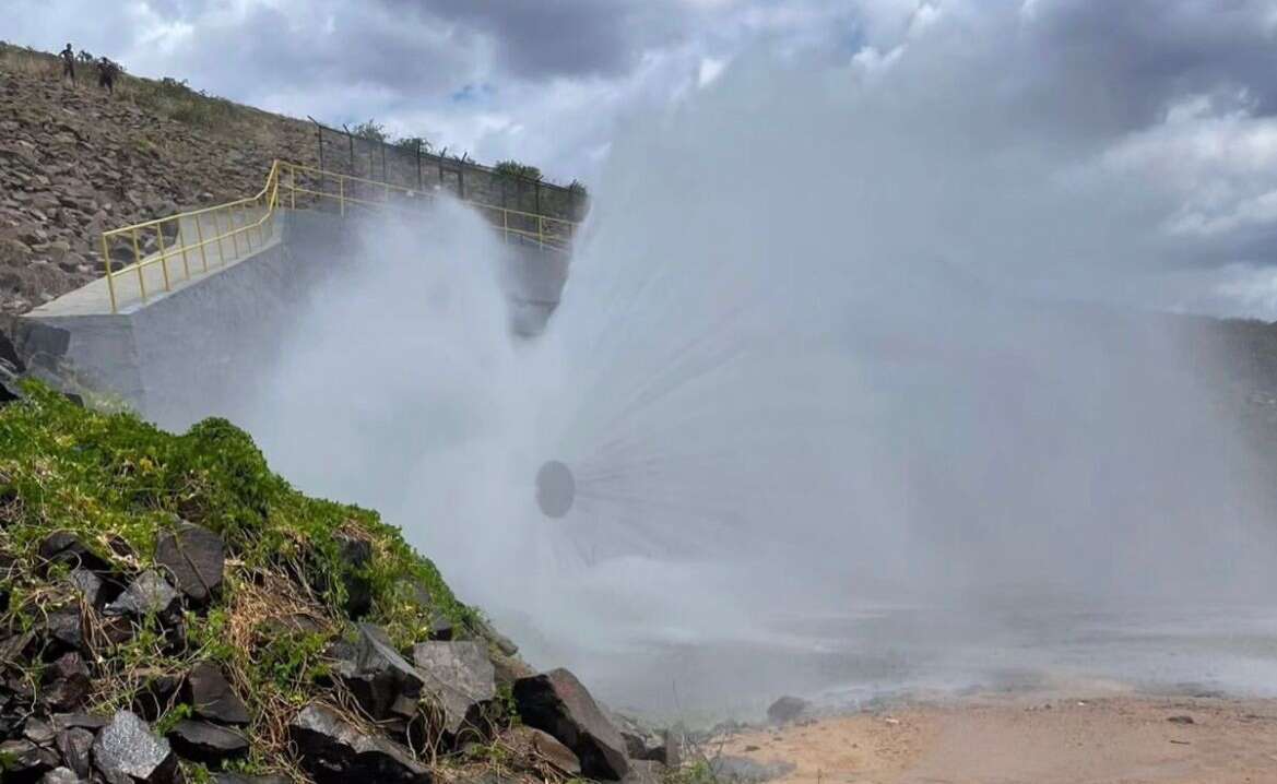 Liberação de água do Açude Banabuiú vai beneficiar mais de 22 comunidades rurais