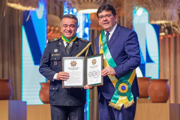 Casa Militar do Ceará é homenageada com a mais alta comenda do Estado do Piauí