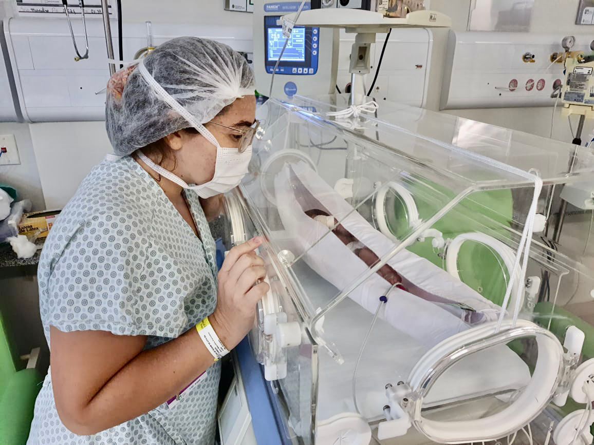 Balanço bom: redes de dormir são recurso terapêutico para acalmar e desenvolver bebês prematuros no HRSC