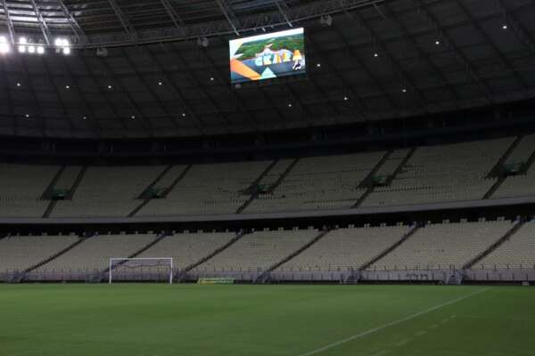 Novo sistema de iluminação e primeiro placar instalado na Arena Castelão entram em fase de testes