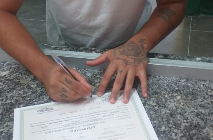 Jovem do Centro de Semiliberdade de Iguatu recebe certificado de conclusão do Ensino Fundamental II