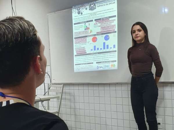 Estudante da EEMTI Renato Braga apresenta na Unilab pesquisa desenvolvida na escola