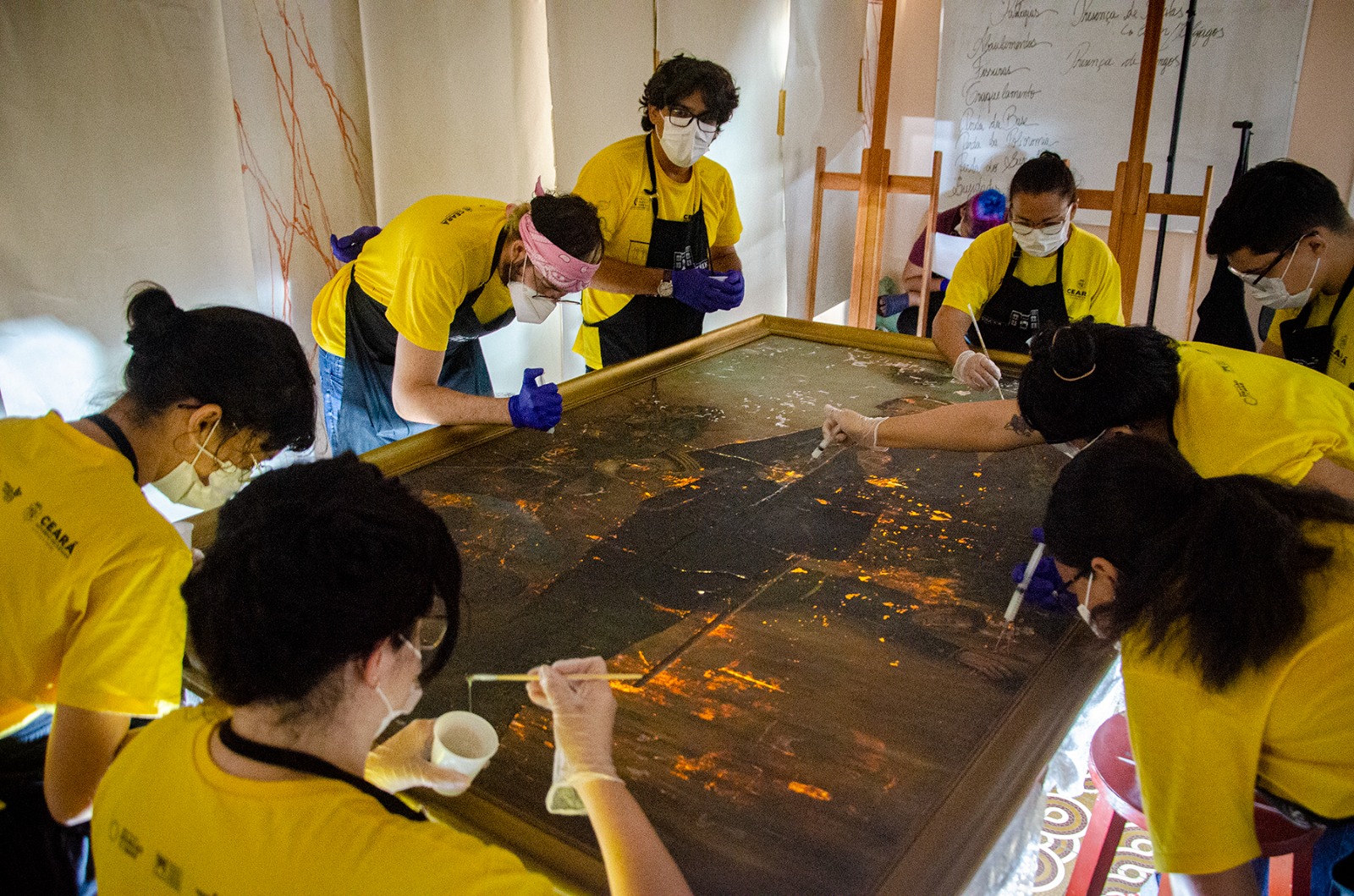 Alunos da Escola de Artes e Ofícios restauram tela de 1908 pertencente ao Memorial da Polícia Militar