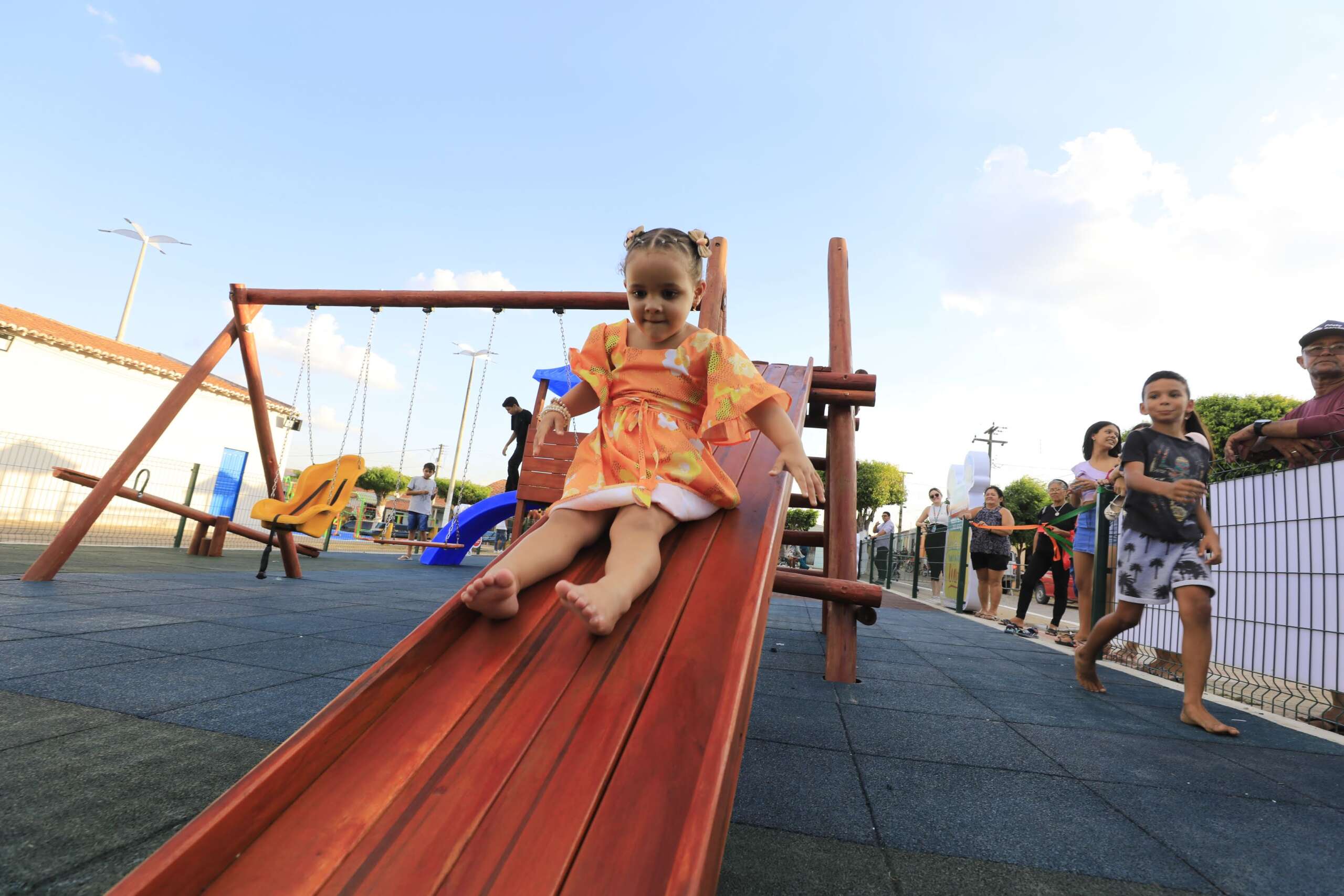 Governo do Ceará inaugura brinquedopraça, academia ao ar livre e anuncia pacote de obras em Pedra Branca