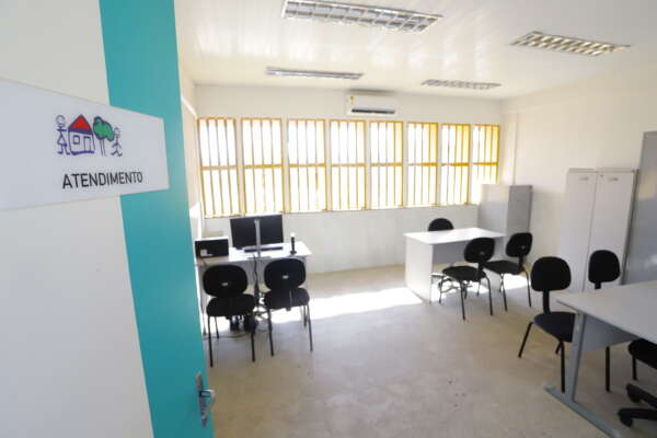 Governo do Ceará entrega CEI, Cras e brinquedopraça para o município de Parambu