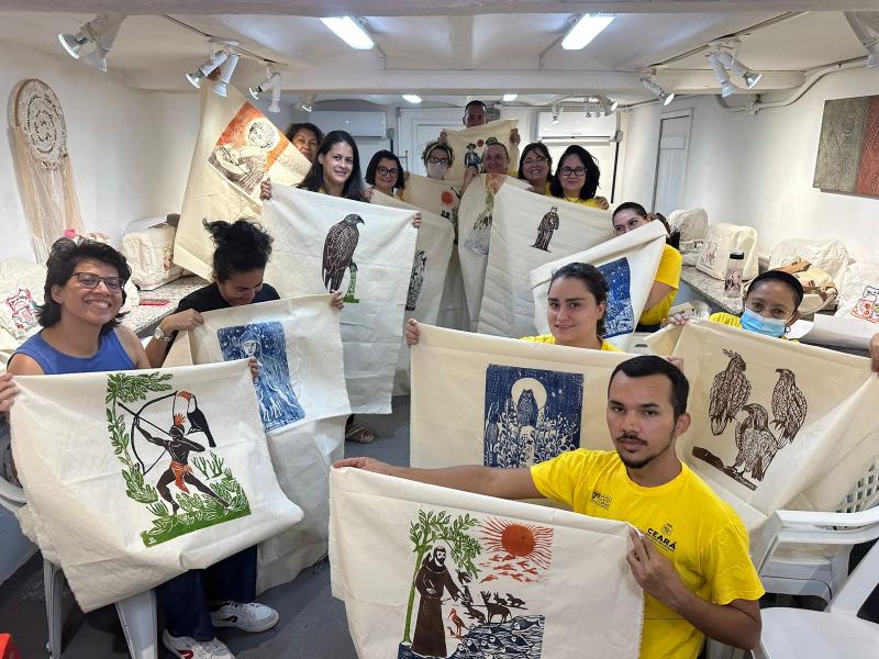 Alunos da Escola de Artes e Ofícios montam instalação expositiva em homenagem ao Mestre da Cultura João Pedro de Juazeiro