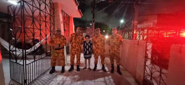 Gata presa em copa de árvore é resgatada pelo CBMCE com uso da escada Magirus