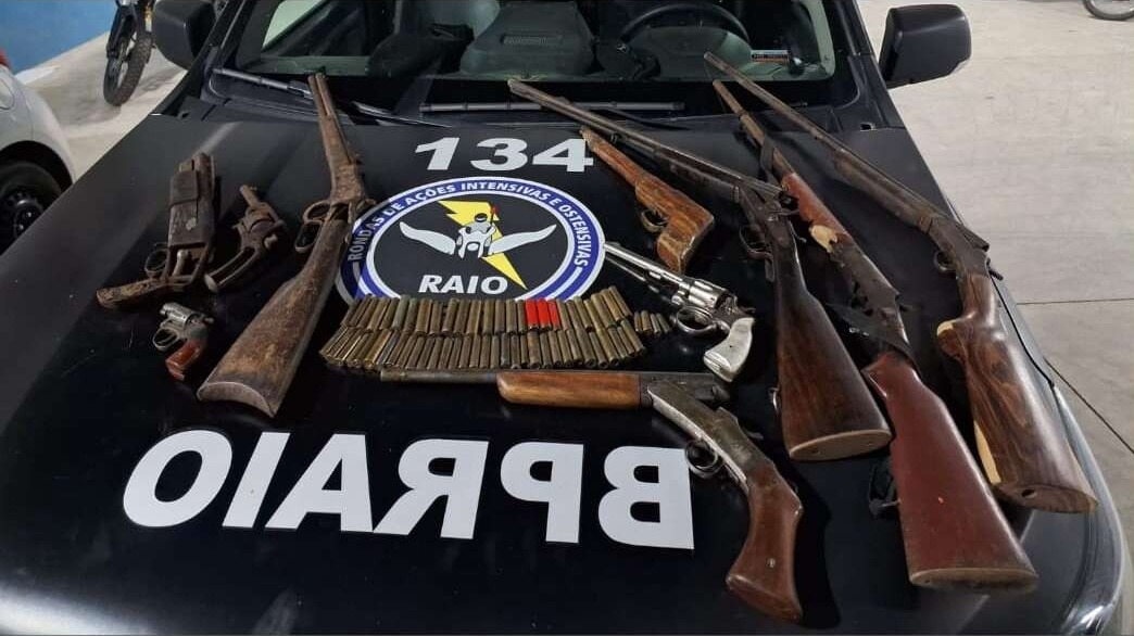 Polícia Militar prende em flagrante suspeito com 10 armas de fogo e diversas munições no Cariri