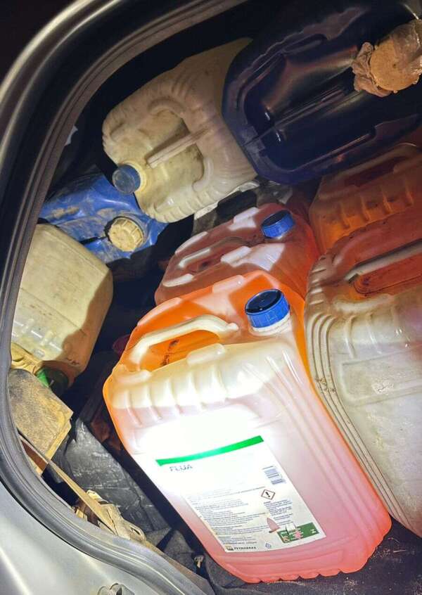 PMCE prende grupo com 11 galões de combustível furtados em Caucaia