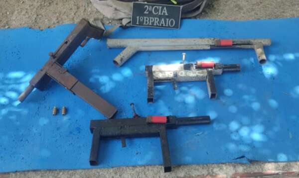 Uma submetralhadora e três espingardas artesanais são apreendidas pela PMCE em Maracanaú