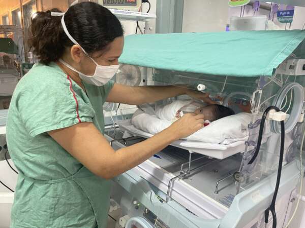 Hospital Infantil Albert Sabin oferece cuidado integral e humanizado a bebês prematuros