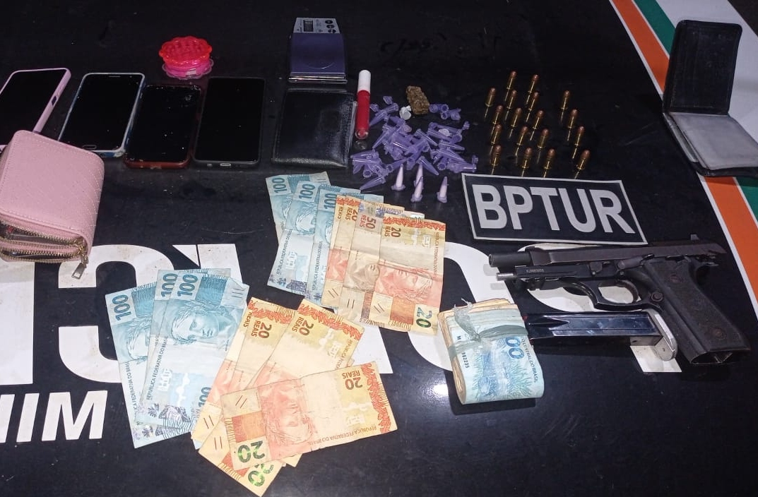 PMCE captura cinco pessoas e apreende arma de fogo e drogas em Cruz