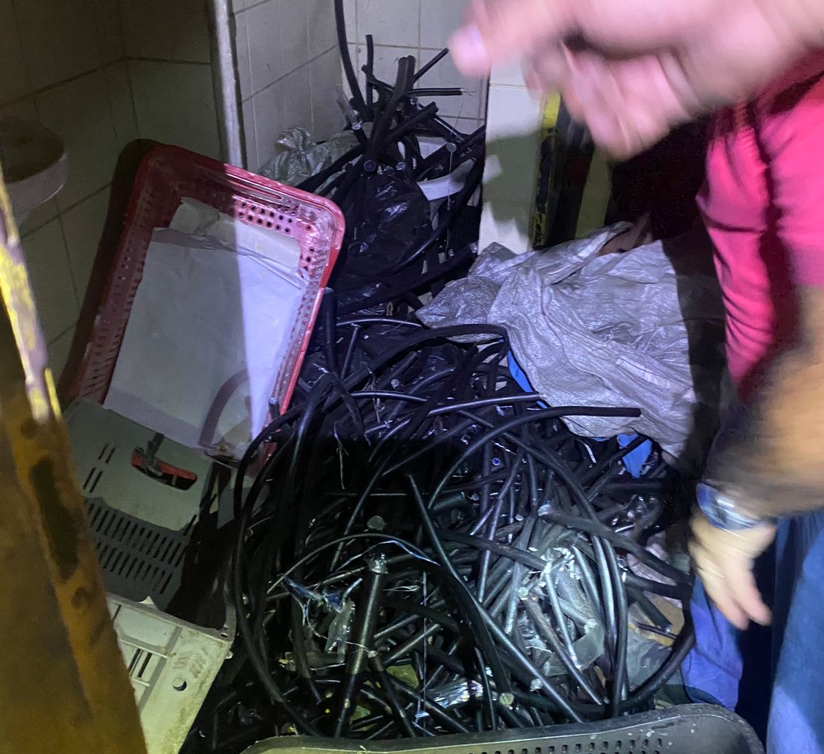 PMCE captura suspeito e recupera 450 kg de fios de telefonia no Centro de Fortaleza