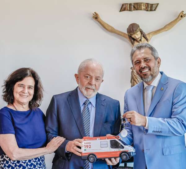 Governo do Ceará recebe 33 novas ambulâncias em comemoração aos 20 anos do Samu