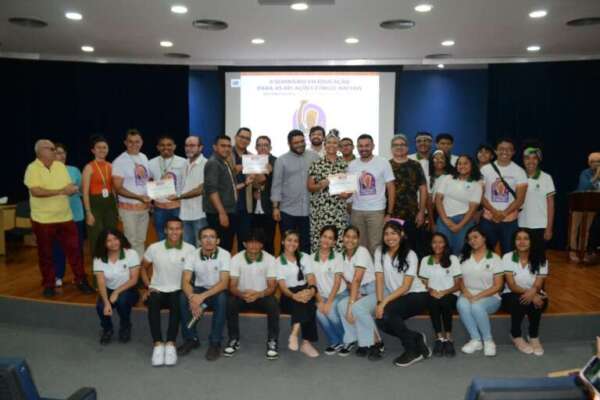 Entrega do Selo Escola Antirracista marca encerramento do Seminário Étnico-Racial