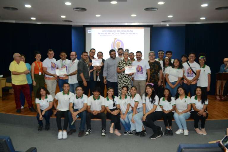 Entrega do Selo Escola Antirracista marca encerramento do Seminário Étnico-Racial