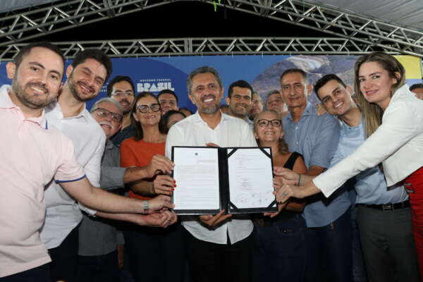 Governo do Ceará e União assinam ordem de serviço para início das obras do Ramal do Salgado e retomada do Cinturão das Águas