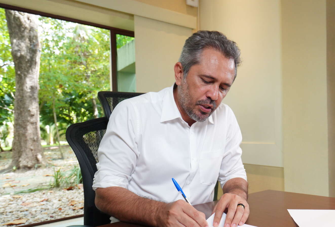 Governador Elmano assina Mensagem que reajusta em mais 3% a remuneração dos professores das universidades estaduais