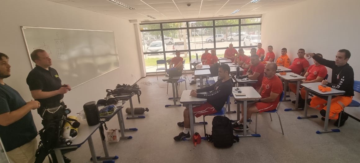 CBMCE realiza intercâmbio com bombeiros da Alemanha para troca de conhecimentos sobre combate a incêndios urbanos