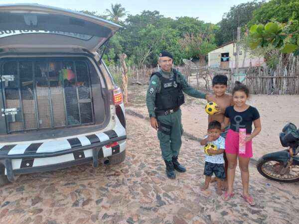 Polícia Militar do Ceará presenteia 200 crianças de Jijoca de Jericoacoara