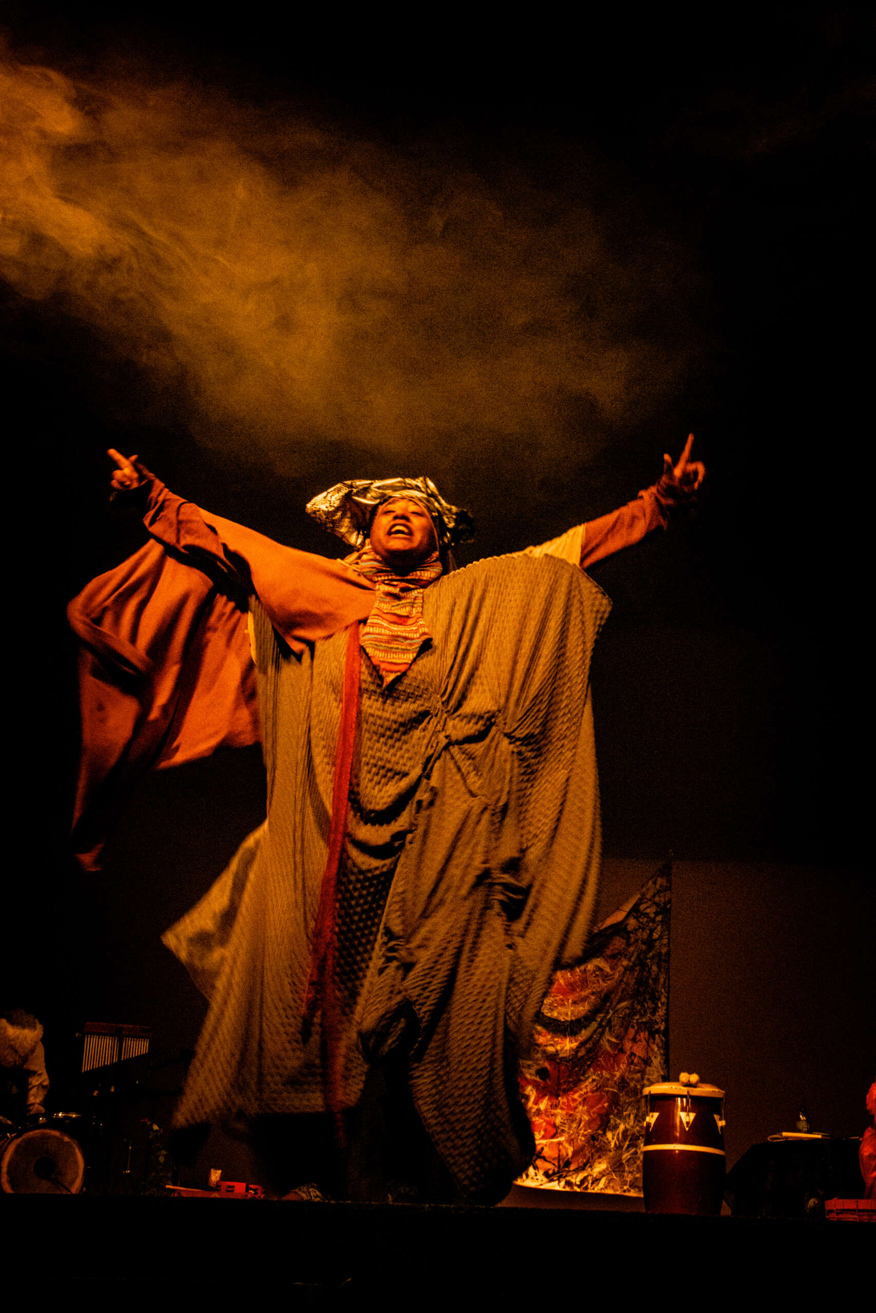 Espetáculo transmídia inspirado na biografia da Escrava Anastácia segue com apresentações às terças, no Teatro Dragão do Mar