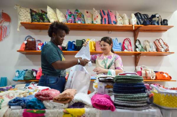 Loja com artesanato produzido por internos do sistema prisional cearense é inaugurada em shopping na Capital