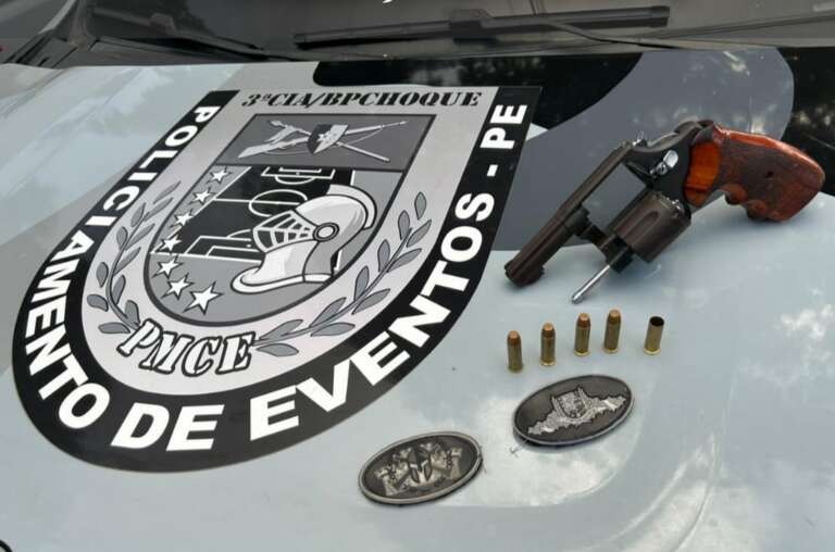 PMCE captura dupla supeita de porte ilegal de arma de fogo no Barroso