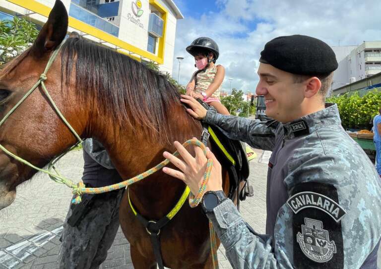 Policiais militares visitam crianças em tratamento no Hospital Infantil Albert Sabin